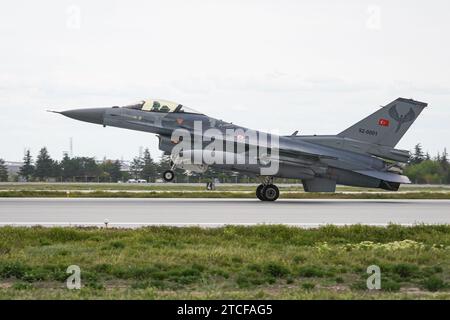 KONYA, TURKIYE - 09 MAGGIO 2023: Turkish Air Force Lockheed Martin F-16C Fighting Falcon (4R-102) atterraggio all'aeroporto di Konya durante Anatolian Eagle Air Fo Foto Stock