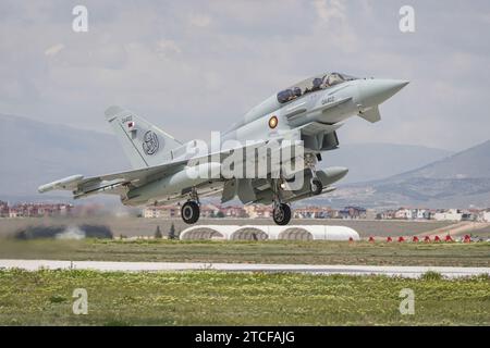 KONYA, TURKIYE - 09 MAGGIO 2023: Decollo dall'aeroporto di Konya del Qatar Air Force Eurofighter Typhoon EF2000 (MT003) durante l'Anatolian Eagle Air Force Exercis Foto Stock