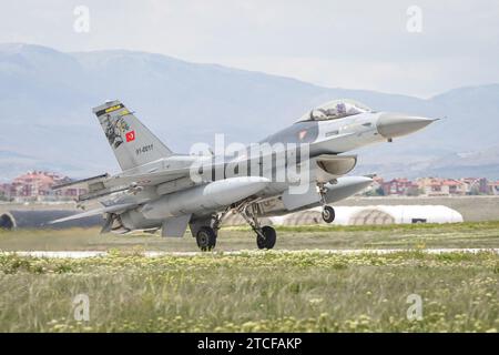 KONYA, TURKIYE - 09 MAGGIO 2023: Turkish Air Force General Dynamics F-16C Fighting Falcon (4R-91) atterraggio all'aeroporto di Konya durante Anatolian Eagle Air Fo Foto Stock