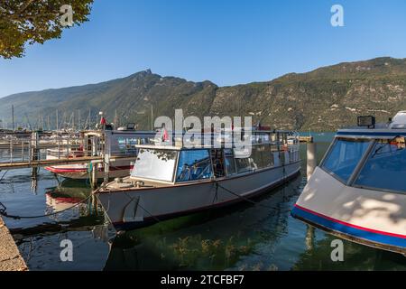 Una barca turistica sul lago di Bourget, in Savoia, in Auvergne Rhône Alpes, Francia Foto Stock