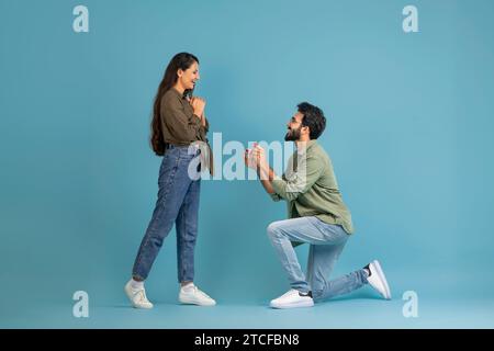 Felice indiano che fa la sua proposta di matrimonio con la sua ragazza Foto Stock
