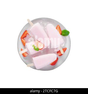 Ghiaccioli alla fragola rinfrescanti, caramelle ghiacciate con fragole fresche e menta, sfondo bianco isolato Foto Stock