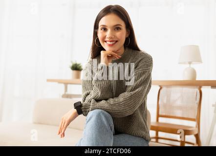 Una bella bruna che si ghiaccia il fine settimana mattina Foto Stock