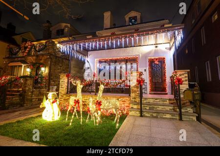 Brooklyn, Stati Uniti. 11 dicembre 2023. Luci e decorazioni natalizie adornano una casa nella sezione Dyker Heights di Brooklyn, New York, l'11 dicembre 2023. Dyker Heights è famosa per le sue elaborate e stravaganti decorazioni natalizie, con residenti che si dedicano a creare un'atmosfera magica e festosa. (Foto di Gordon Donovan/NurPhoto) credito: NurPhoto SRL/Alamy Live News Foto Stock