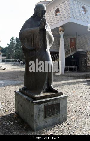 Statua di madre Teresa all'esterno della casa commemorativa di madre Teresa, dedicata alla santa Cattolica e premio Nobel per la pace madre Teresa. Si trova nella sua città natale Skopje, in Macedonia del Nord, dove visse dal 1910 al 1928. Foto Stock