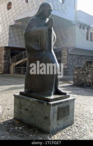 Statua di madre Teresa all'esterno della casa commemorativa di madre Teresa, dedicata alla santa Cattolica e premio Nobel per la pace madre Teresa. Si trova nella sua città natale Skopje, in Macedonia del Nord, dove visse dal 1910 al 1928. Foto Stock