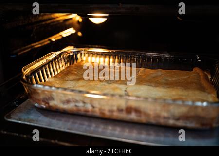 Prosciutto e formaggio Crescent Bake Foto Stock