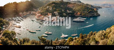 Una vista pittoresca di piccole barche che galleggiano in una baia tranquilla in una giornata di sole su un'isola mediterranea Foto Stock