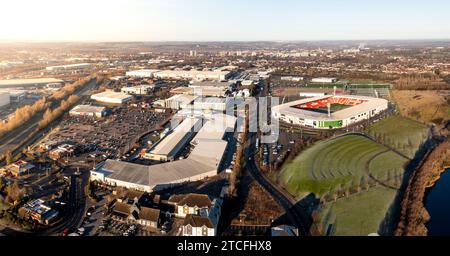 LAKESIDE, DONCASTER, REGNO UNITO - 6 DICEMBRE 2023. Una vista aerea del Lakeside Village Shopping Outlet a Doncaster con il foo Eco-Power Doncaster Rovers FC Foto Stock