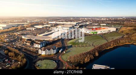 LAKESIDE, DONCASTER, REGNO UNITO - 6 DICEMBRE 2023. Una vista aerea del Lakeside Village Shopping Outlet a Doncaster con il foo Eco-Power Doncaster Rovers FC Foto Stock