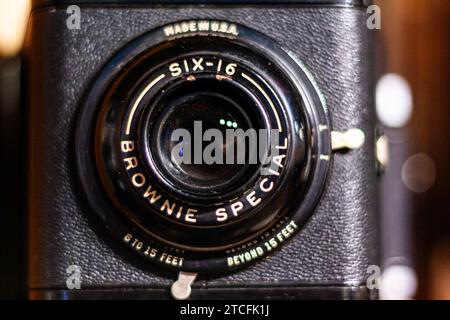 Primo piano dell'obiettivo di una fotocamera Kodak Six-16 Brownie Special Foto Stock