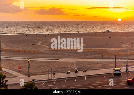 Tramonto su una spiaggia vuota, vista aerea, Santa Monica Beach al tramonto, Santa Monica, California, Stati Uniti, fine estate Foto Stock
