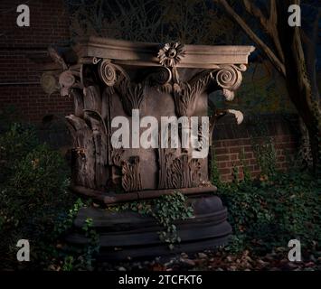Replica di una capitale ionica dell'Eretteo, un antico tempio greco sull'Acropoli di Atene, in mostra di fronte al Museo d'arte di Fralin Foto Stock