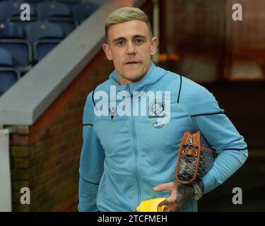 Sammie Szmodics n. 8 del Blackburn Rovers arriva allo stadio prima della partita del campionato Sky Bet Blackburn Rovers vs Bristol City a Ewood Park, Blackburn, Regno Unito, 12 dicembre 2023 (foto di Steve Flynn/News Images) Foto Stock