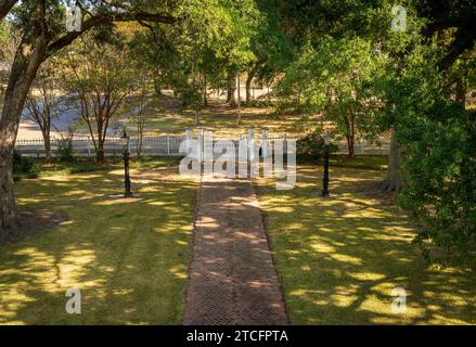 Sentiero per il cancello e la strada della casa storica conosciuta come Rosalie a Natchez, Mississippi Foto Stock