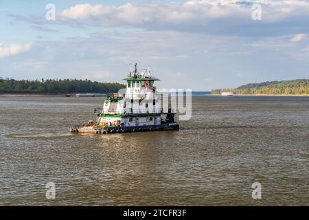 Natchez, MS - 26 ottobre 2023: Il rimorchiatore Jean Marie naviga verso l'arrivo di una nave a vapore sul Mississippi da Natchez Foto Stock