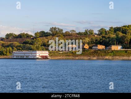 Natchez, MS - 26 ottobre 2023: Battello a vapore American Countess attraccato in acque basse a Natchez, Mississippi Foto Stock