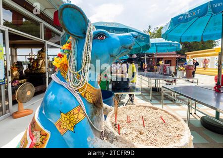 Wat Saman Rattanaram, grande statua di ratto come servo di Ganesha rosa, Chachoengsao, Thailandia, Sud-est asiatico, Asia Foto Stock