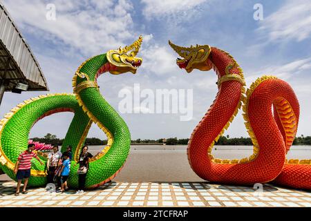 Wat Saman Rattanaram, statue di serpente gigante (drago), Chachoengsao, Thailandia, Sud-est asiatico, Asia Foto Stock