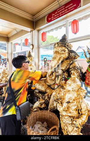 Wat Saman Rattanaram, all'interno del santuario di fronte alla statua rosa di Ganesha, Chachoengsao, Thailandia, Sud-est asiatico, Asia Foto Stock