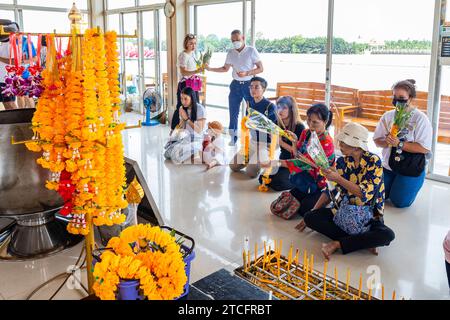 Wat Saman Rattanaram, all'interno del santuario di fronte alla statua rosa di Ganesha, Chachoengsao, Thailandia, Sud-est asiatico, Asia Foto Stock