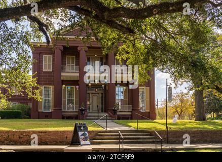 Natchez, MS - 26 ottobre 2023: Fronte della residenza storica conosciuta come Magnolia Hall a Natchez, Mississippi Foto Stock