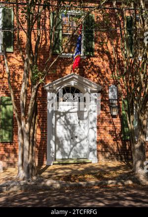 Natchez, MS - 26 ottobre 2023: Facciata della storica casa in mattoni conosciuta come Texada a Natchez, Mississippi Foto Stock