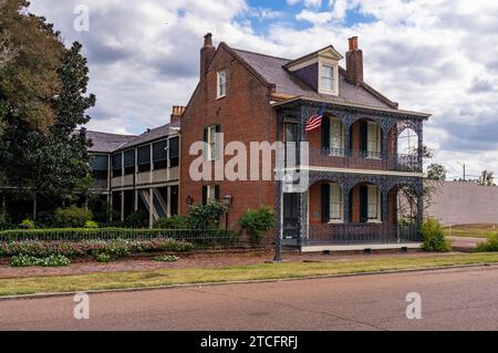 Natchez, MS - 26 ottobre 2023: Fronte della casa storica conosciuta come Bontura a Natchez, Mississippi Foto Stock