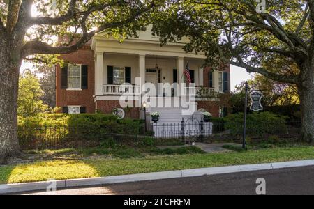 Natchez, MS - 26 ottobre 2023: Fronte della casa storica conosciuta come Parsonage a Natchez, Mississippi Foto Stock