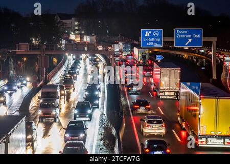 Abendlicher Verkehrsstau auf der Autobahn A40, Stadttdurchfahrt, Anschlussstelle Essen-Huttrop, Stau in beide Fahrtrichtungen, NRW, Deutschland, Stau Autobahn A40 *** ingorgo serale sulla superstrada A40, passaggio cittadino, svincolo Essen Huttrop, ingorgo stradale in entrambe le direzioni, NRW, Germania, ingorgo stradale A40 Foto Stock