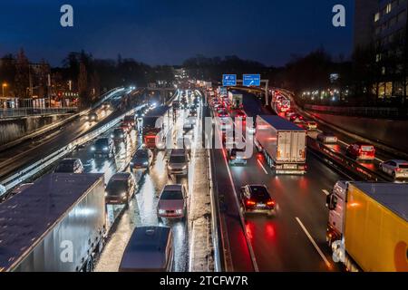 Abendlicher Verkehrsstau auf der Autobahn A40, Stadttdurchfahrt, Anschlussstelle Essen-Huttrop, Stau in beide Fahrtrichtungen, NRW, Deutschland, Stau Autobahn A40 *** ingorgo serale sulla superstrada A40, passaggio cittadino, svincolo Essen Huttrop, ingorgo stradale in entrambe le direzioni, NRW, Germania, ingorgo stradale A40 Foto Stock