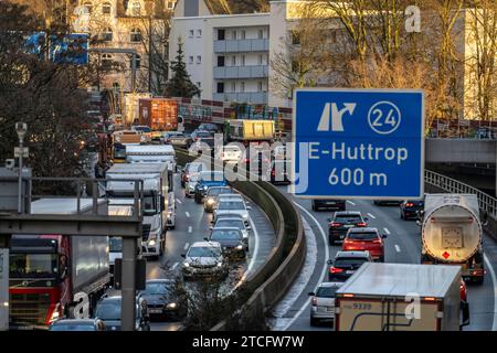 Verkehrsstau auf der Autobahn A40, Stadttdurchfahrt, Anschlussstelle Essen-Huttrop, Stau in beide Fahrtrichtungen, NRW, Deutschland, Stau Autobahn A40 *** ingorgo stradale sulla superstrada A40, passaggio cittadino, svincolo di Essen Huttrop, ingorgo stradale in entrambe le direzioni, NRW, Germania, ingorgo stradale sulla superstrada A40 Foto Stock