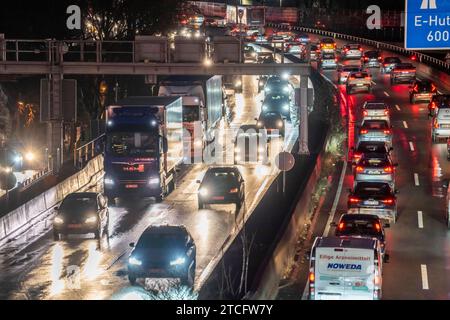 Abendlicher Verkehrsstau auf der Autobahn A40, Stadttdurchfahrt, Anschlussstelle Essen-Huttrop, Stau in beide Fahrtrichtungen, NRW, Deutschland, Stau Autobahn A40 *** ingorgo serale sulla superstrada A40, passaggio cittadino, svincolo Essen Huttrop, ingorgo stradale in entrambe le direzioni, NRW, Germania, ingorgo stradale A40 Foto Stock