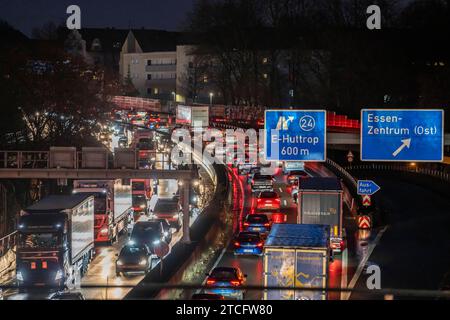 Abendlicher Verkehrsstau auf der Autobahn A40, Stadttdurchfahrt, Anschlussstelle Essen-Huttrop, Stau in beide Fahrtrichtungen, NRW, Deutschland, Stau Autobahn A40 *** ingorgo serale sulla superstrada A40, passaggio cittadino, svincolo Essen Huttrop, ingorgo stradale in entrambe le direzioni, NRW, Germania, ingorgo stradale A40 Foto Stock