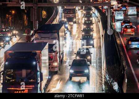 Abendlicher Verkehrsstau auf der Autobahn A40, Stadttdurchfahrt, Anschlussstelle Essen-Huttrop, Stau in beide Fahrtrichtungen, NRW, Deutschland, Stau Autobahn A40 *** ingorgo serale sulla superstrada A40, passaggio cittadino, svincolo Essen Huttrop, ingorgo stradale in entrambe le direzioni, NRW, Germania, ingorgo stradale A40 Foto Stock