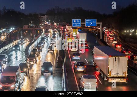 Abendlicher Verkehrsstau auf der Autobahn A40, Stadttdurchfahrt, Anschlussstelle Essen-Huttrop, Stau in beide Fahrtrichtungen, NRW, Deutschland, Stau Autobahn A40 *** ingorgo serale sulla superstrada A40, passaggio cittadino, svincolo Essen Huttrop, ingorgo stradale in entrambe le direzioni, NRW, Germania, ingorgo stradale A40 Foto Stock