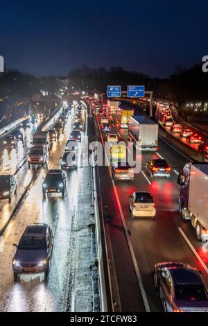 Abendlicher Verkehrsstau auf der Autobahn A40, Stadttdurchfahrt, Anschlussstelle Essen-Huttrop, Stau in beide Fahrtrichtungen, NRW, Deutschland, Stau Autobahn A40 *** ingorgo serale sulla superstrada A40, passaggio cittadino, svincolo Essen Huttrop, ingorgo stradale in entrambe le direzioni, NRW, Germania, ingorgo stradale A40 Foto Stock