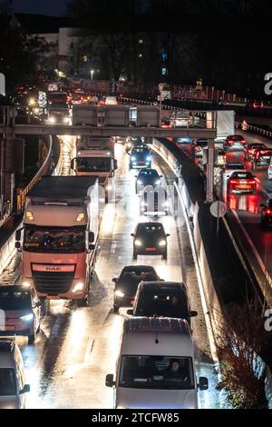 Abendlicher Verkehrsstau auf der Autobahn A40, Stadttdurchfahrt, Anschlussstelle Essen-Huttrop, Stau in beide Fahrtrichtungen, NRW, Deutschland, Stau Autobahn A40 *** ingorgo serale sulla superstrada A40, passaggio cittadino, svincolo Essen Huttrop, ingorgo stradale in entrambe le direzioni, NRW, Germania, ingorgo stradale A40 Foto Stock