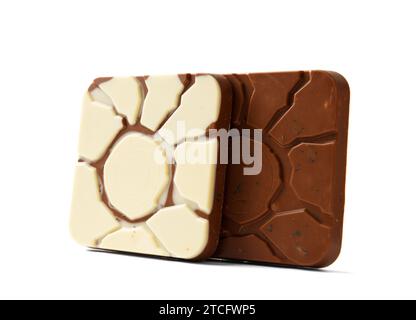 Due barrette quadrate di cioccolato al latte bianco e fondente con uva passa e noci, isolate su sfondo bianco. Foto Stock