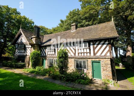 Sheffield's Bishop's House, costruita nel XVI secolo e ora occupa un angolo di Meersbrook Park. Foto Stock