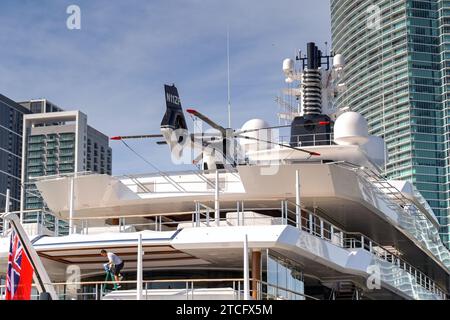 Miami, Florida, USA - 5 dicembre 2023: Vista posteriore del lussuoso super yacht Infinity a Miami con un elicottero sul ponte superiore. Foto Stock