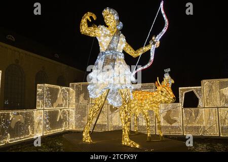Varsavia, Polonia - 2 dicembre 2023: Scultura a LED Atalanta al Giardino reale della luce di Wilanow, Varsavia, Polonia. Foto Stock