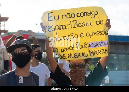 Salvador, Bahia, Brasile - 7 giugno 2020: I manifestanti protestano contro la morte di George Floyd con manifesti e striscioni durante la quarantena Covid-19 Foto Stock