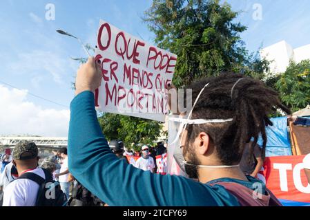 Salvador, Bahia, Brasile - 7 giugno 2020: I manifestanti protestano contro la morte di George Floyd con manifesti e striscioni durante la quarantena Covid-19 Foto Stock