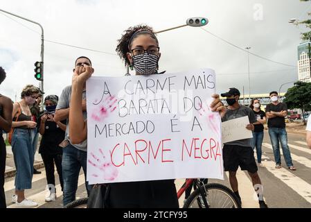 Salvador, Bahia, Brasile - 7 giugno 2020: I manifestanti protestano contro la morte di George Floyd e il razzismo durante la quarantena Covid-19 nella città di Foto Stock