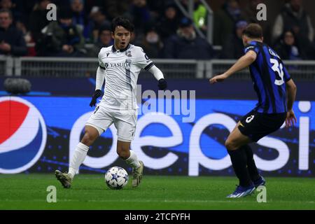 Milano, Italia. 12 dicembre 2023. Takefusa Kubo della Real Sociedad controlla la palla durante la partita di UEFA Champions League tra FC Internazionale e Real Sociedad allo Stadio Giuseppe Meazza il 12 dicembre 2023 a Milano. Crediti: Marco Canoniero/Alamy Live News Foto Stock