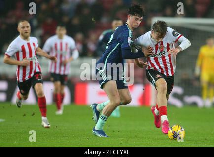 Archie Gray del Leeds United sfida Jack Clarke del Sunderland durante la partita del campionato Sky Bet tra Sunderland e Leeds United allo Stadium of Light, Sunderland, martedì 12 dicembre 2023. (Foto: Michael driver | mi News) crediti: MI News & Sport /Alamy Live News Foto Stock