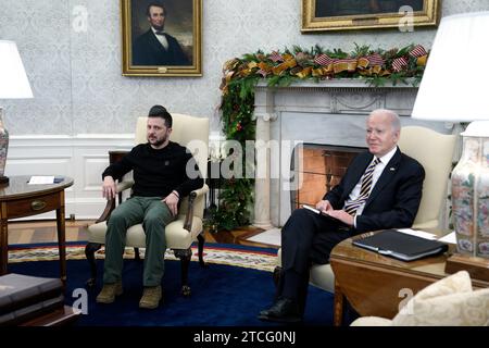 Washington, Vereinigte Staaten. 12 dicembre 2023. Il presidente degli Stati Uniti Joe Biden incontra il presidente ucraino Volodymyr Zelenskyy presso l'Ufficio ovale della Casa Bianca a Washington, DC il 12 dicembre 2023. Crediti: Yuri Gripas/Pool tramite CNP/dpa/Alamy Live News Foto Stock