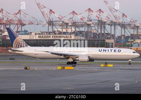Die Boeing 767-424ER B764 der Fluglinie United Airlines UA / UAL mit der Registrierung N67052 MSN: 29447 rollt am Flughafen New York Newark Liberty Int l Airport KEWR/EWR. Newark New Jersey Vereinigte Staaten *** il Boeing 767 424 ER B764 di United Airlines UA UAL con registrazione N67052 MSN 29447 è in rullaggio presso l'aeroporto internazionale Liberty di New York, KEWR EWR Newark New Jersey Stati Uniti Foto Stock