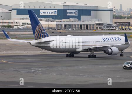 Die Boeing 767-322ER B763 der Fluglinie United Airlines UA / UAL mit der Registrierung N644UA MSN: 25094 rollt am Flughafen New York Newark Liberty Int l Airport KEWR/EWR. Newark New Jersey Vereinigte Staaten *** il Boeing 767 322 ER B763 della United Airlines UA UAL con registrazione N644UA MSN 25094 è in rullaggio presso l'aeroporto internazionale Liberty di New York, KEWR EWR Newark New Jersey Stati Uniti Foto Stock